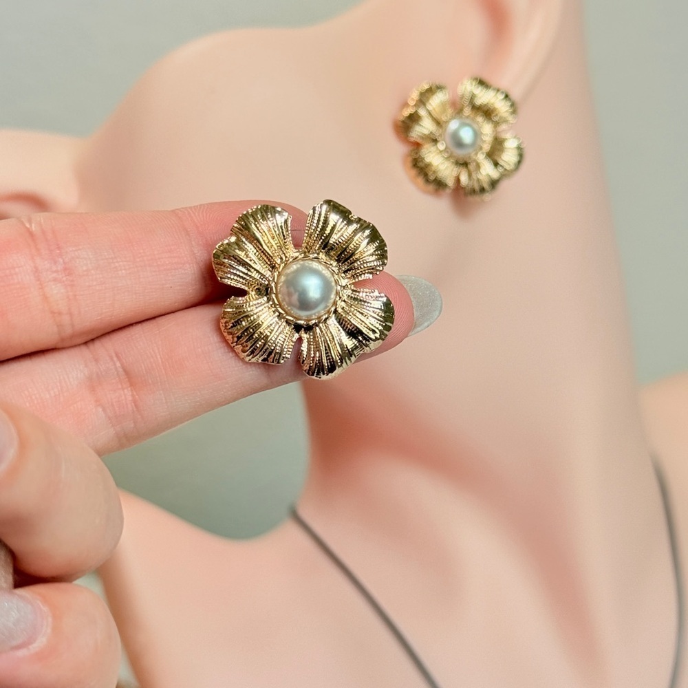 ⚜️Gold Flower Stud Earrings - Picture 5 of 8